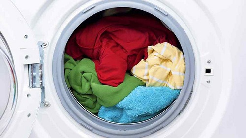 Cho quần áo ướt vào máy sấy tạo điều kiện cho máy nhanh hư