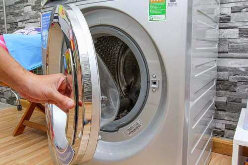 Mở nắp máy khi giặt sẽ làm máy nhanh hỏng
